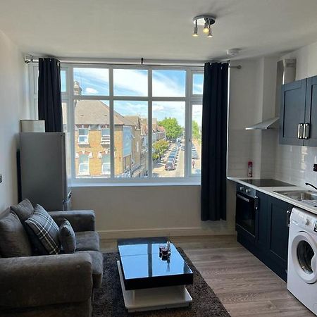 Modern Apartment In London Finchley Bagian luar foto
