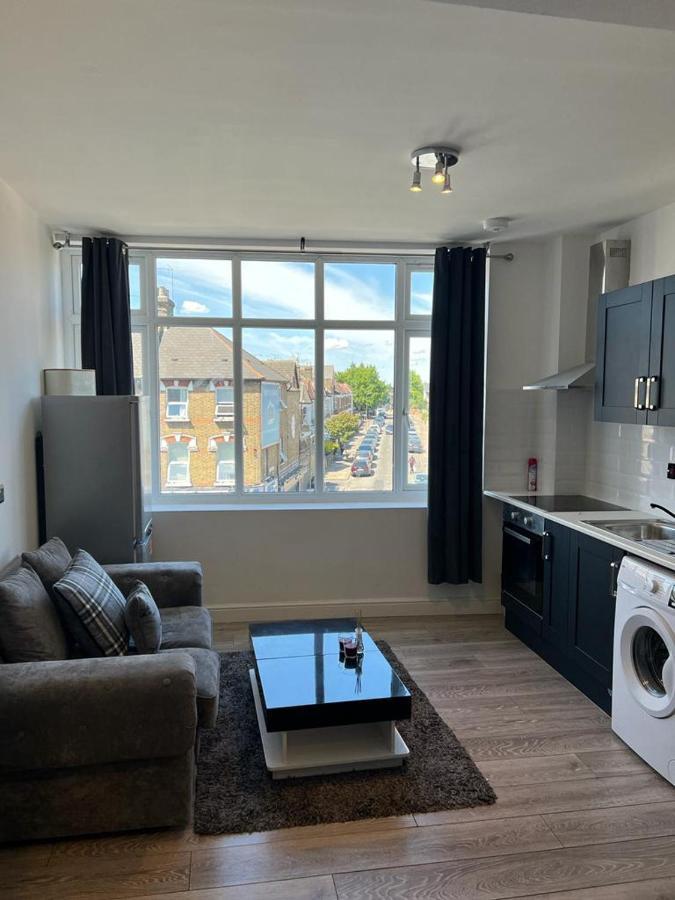 Modern Apartment In London Finchley Bagian luar foto